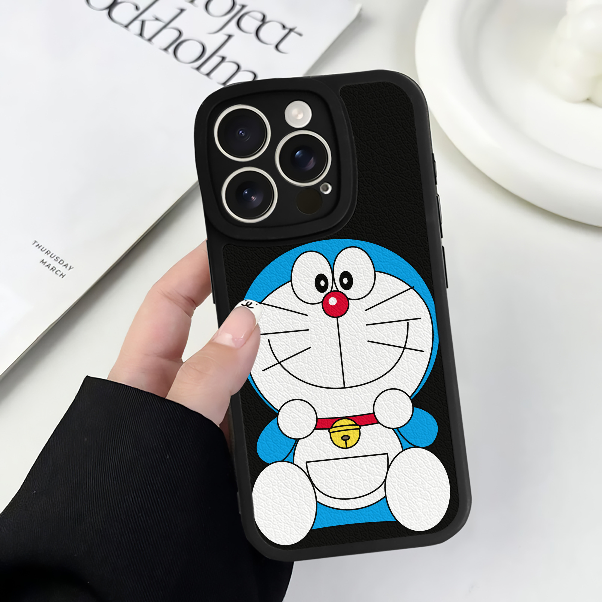 （画像用） ドラえもん Doraemon 【iPhone 16シリーズ対応】シリコンスマホケース（レザー調） 材質：シリコン